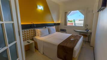 Standard Room, 2 Twin Beds, Accessible | Minibar, in-room safe, desk, laptop workspace