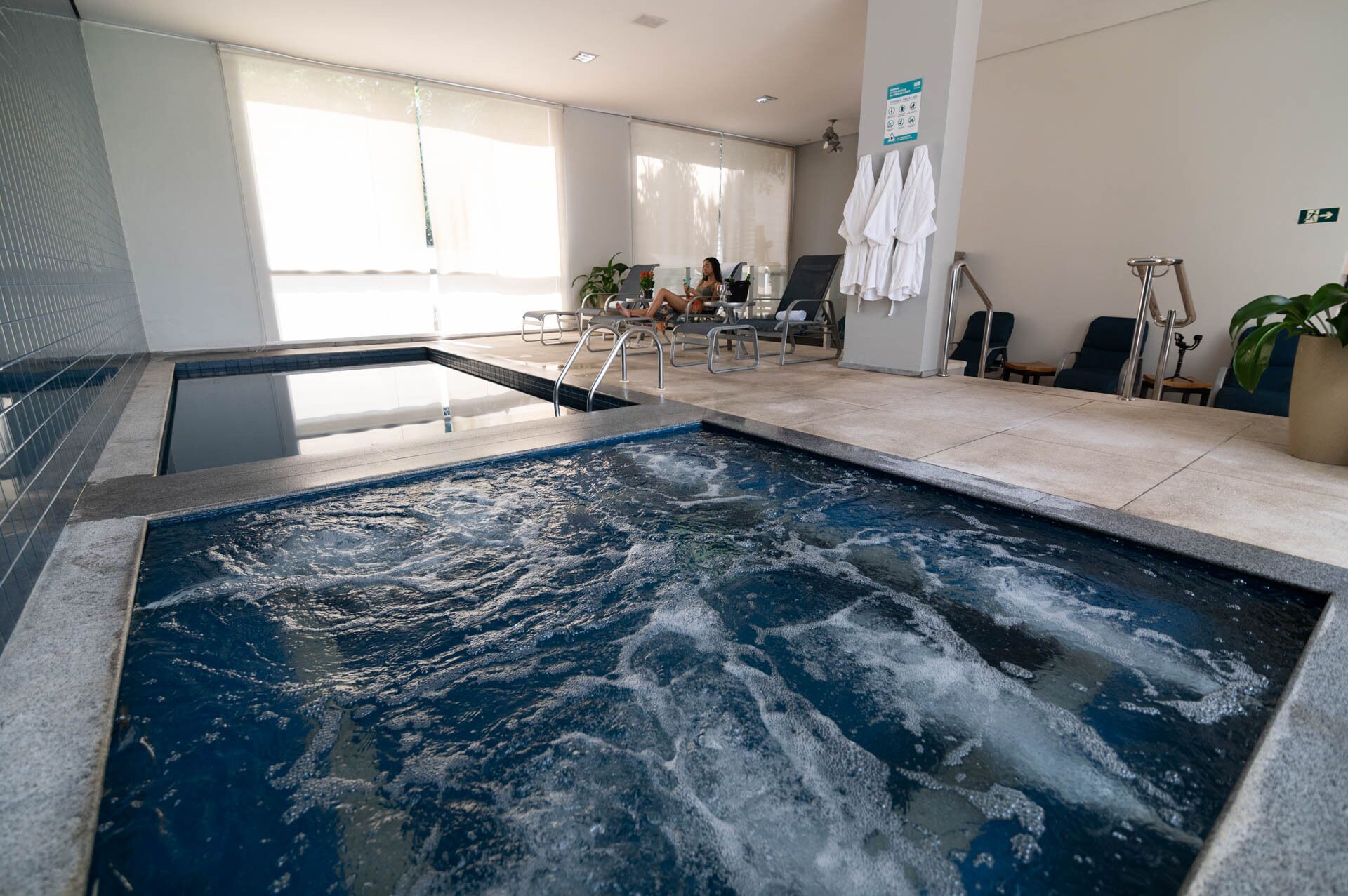 Alberca techada, acceso de 06:00 a 22:00, y sombrillas en la alberca 