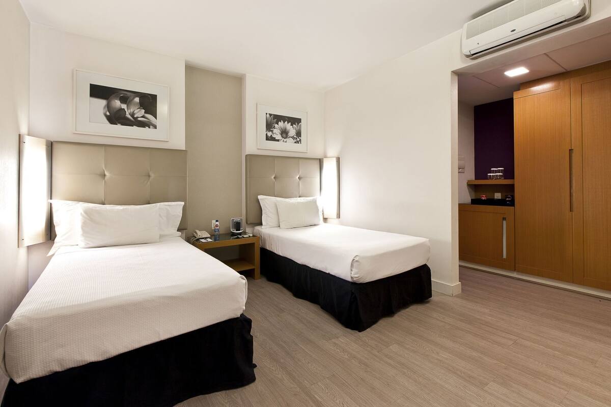 Minibar, Zimmersafe, Schreibtisch, Verdunkelungsvorhänge