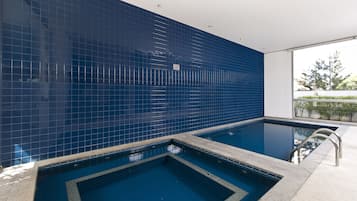 Piscina interna, funciona das 6h às 22h, guarda-sóis, espreguiçadeiras
