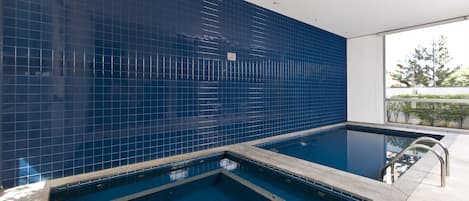 Una piscina techada, abierta desde las 06:00 hasta las 22:00, sombrillas