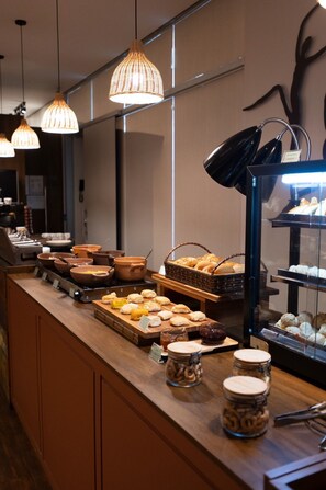 Petit déjeuner buffet servi tous les jours en supplément