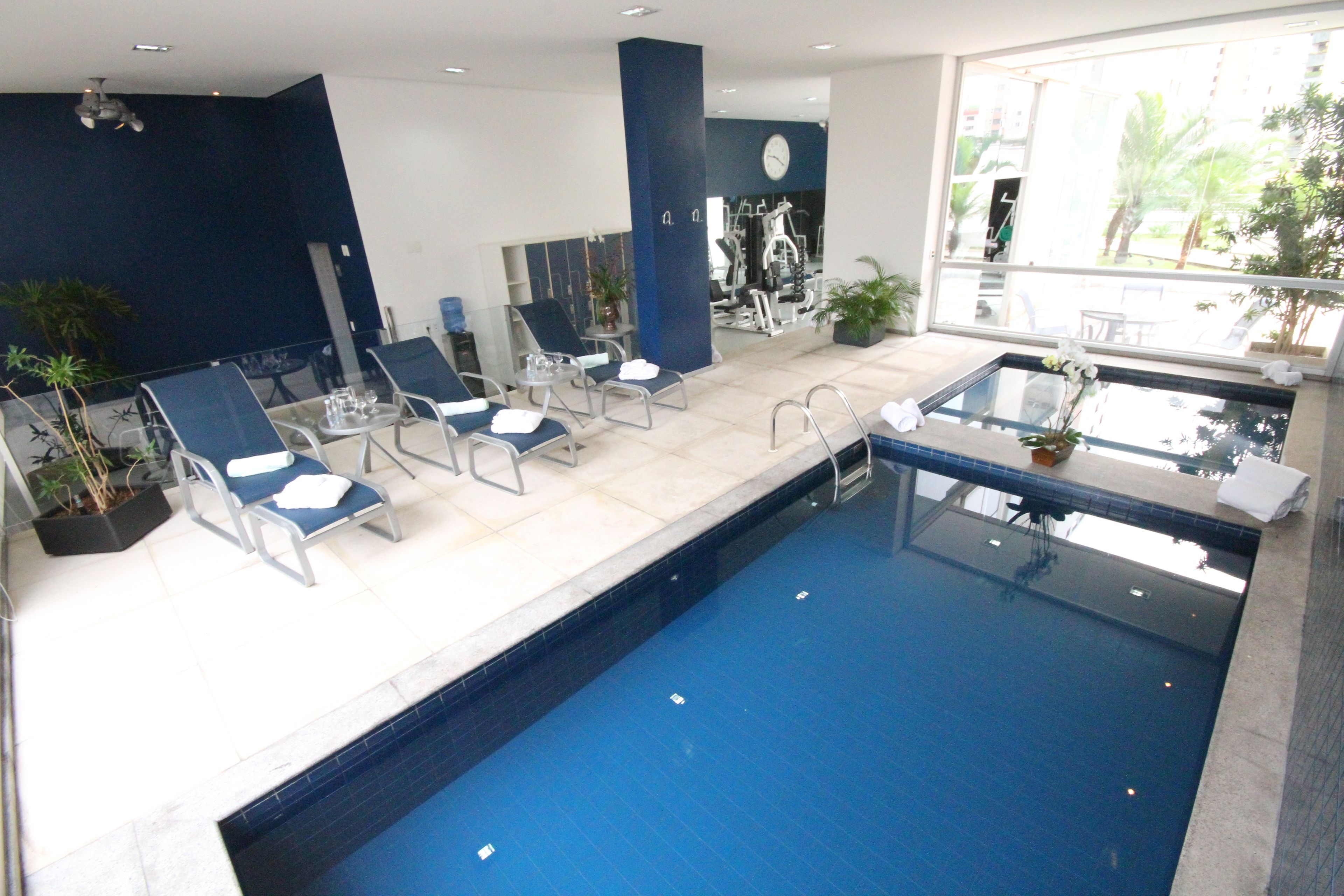 Piscine couverte, parasols de plage, chaises longues