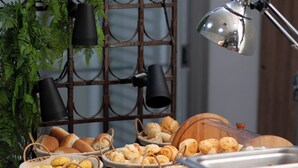 Een buffet met diverse gebakjes en een decoratieve plant.