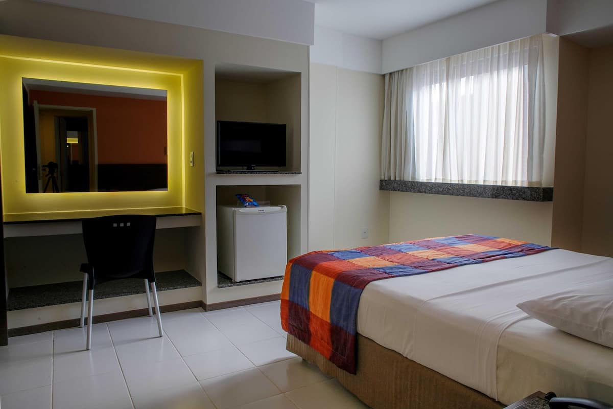 Minibar, in-room safe, WiFi (free), bed sheets