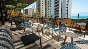Se sirven desayunos, comidas y cenas con vista al mar