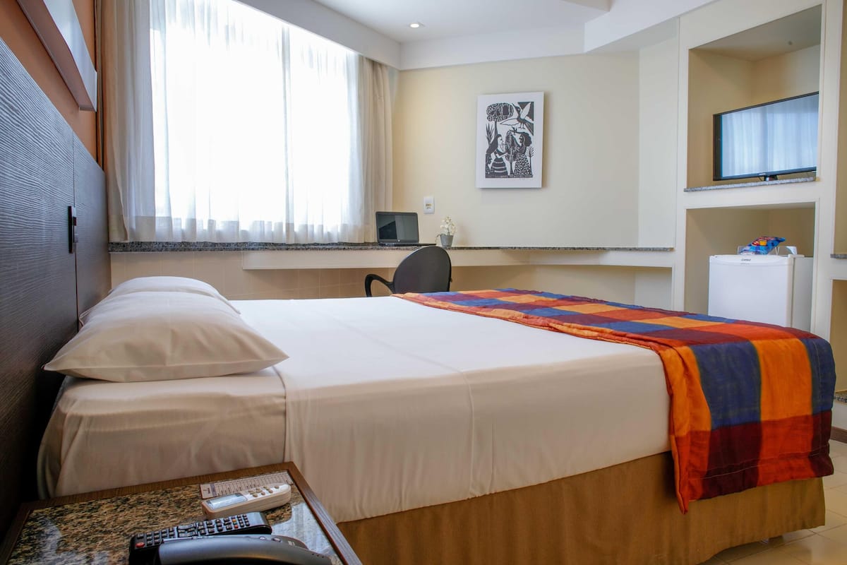 Minibar, in-room safe, WiFi (free), bed sheets