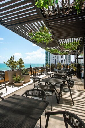 Petit déjeuner, déjeuner et dîner servis sur place, vue sur la mer