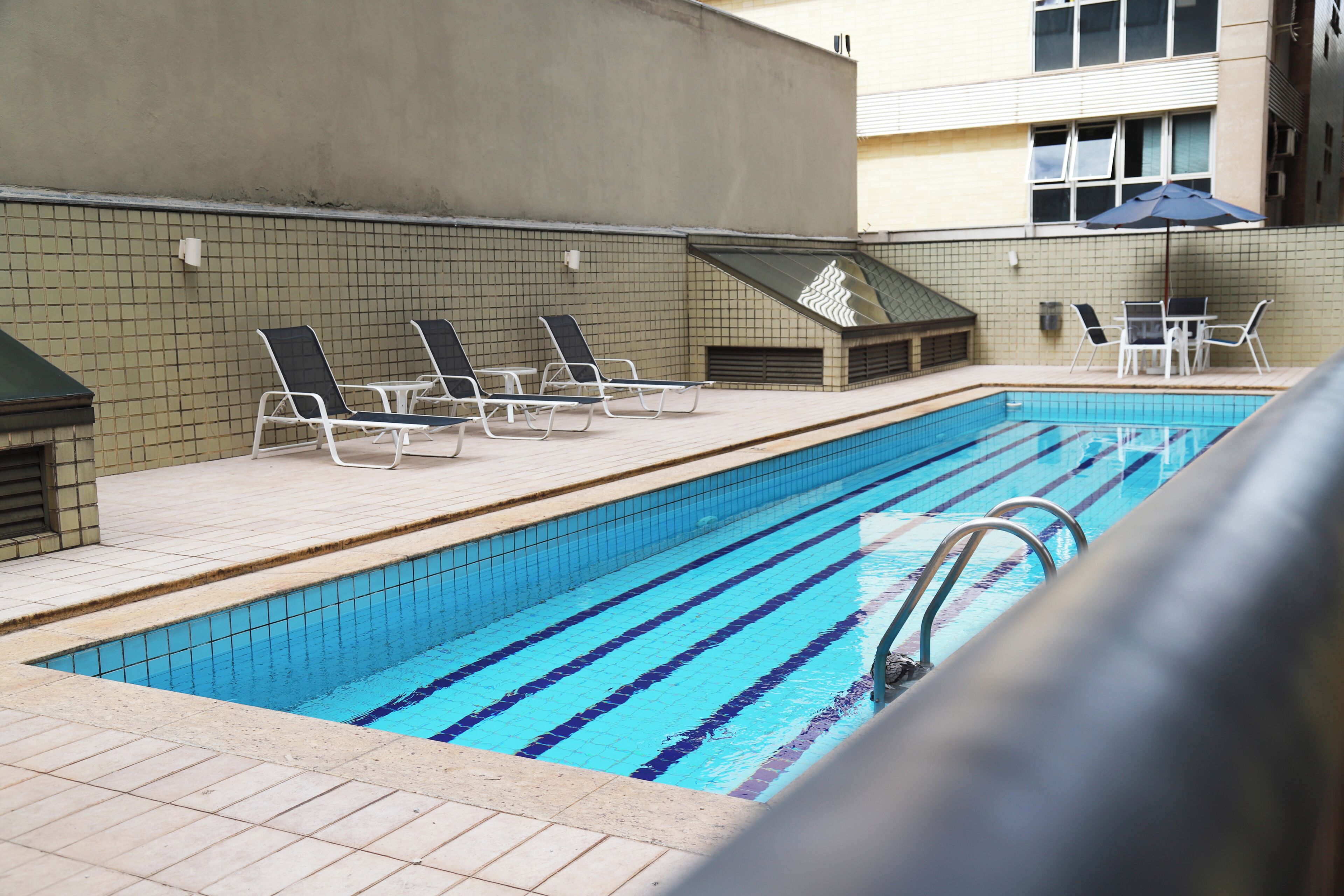 สระว่ายน้ำกลางแจ้ง เปิด 6:00 น. ถึง 20:00 น., เก้าอี้อาบแดดริมสระ