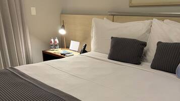 Minibar, caja de seguridad en la habitación y escritorio