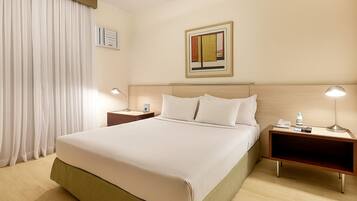 Executive Room, 1 Queen Bed, Air conditioning, City View | Minibar, in-room safe, desk, blackout drapes
