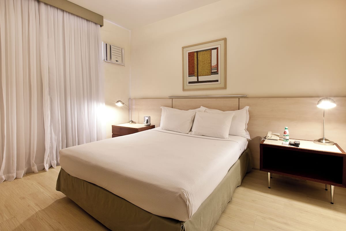 Executive kamer, 1 queensize bed, airconditioning, uitzicht op stad | Een minibar, een kluis op de kamer, een bureau, verduisterende gordijnen