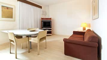 Quarto executivo, 2 camas de solteiro, vista para a cidade | Frigobar, cofres nos quartos, escrivaninha, cortinas blackout