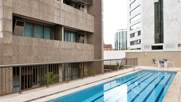 Piscina externa, funciona das 6h às 20h, espreguiçadeiras
