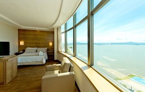 Chambre exĂ©cutive (Vista PanorĂąmica para o mar) | Minibar, coffre-fort, bureau, rideaux dâobscurcissement