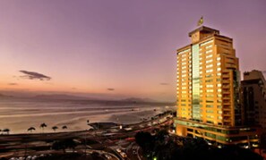 Front of property – evening/night - Majestic Palace Hotel (Florianópolis)