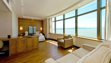 行政客房 (Vista Panorâmica para o mar) | 迷你吧、客房內保險箱、書桌、遮光布/窗簾
