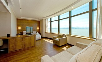 Habitación ejecutiva (Vista Panorâmica para o mar) | Minibar, caja fuerte, escritorio y cortinas opacas