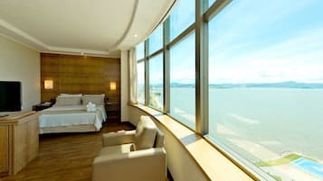 行政客房 (Vista Panorâmica para o mar) | 迷你吧、客房内保险箱、办公桌、遮光窗帘