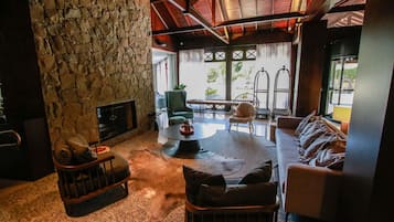 Télévision LCD de 32 pouces avec chaînes par câble, télévision