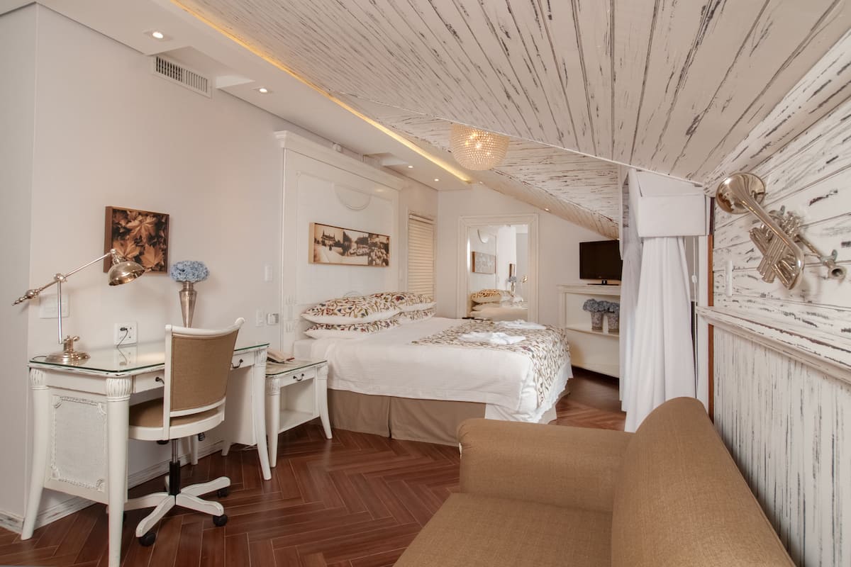 junior suite | 1 bedroom, premium bedding, minibar, in-room safe