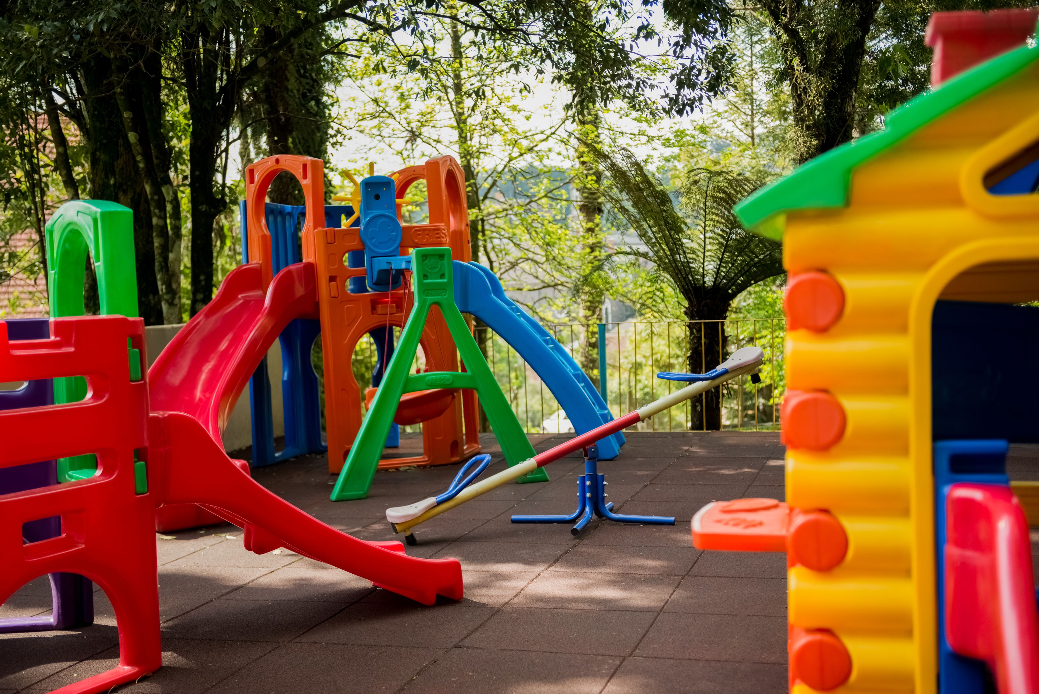 Zona de juegos infantil cubierta