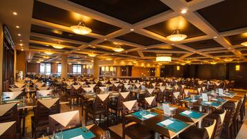 Un restaurante amplio con numerosas mesas y sillas, dispuestas en un patrón de cuadrícula.