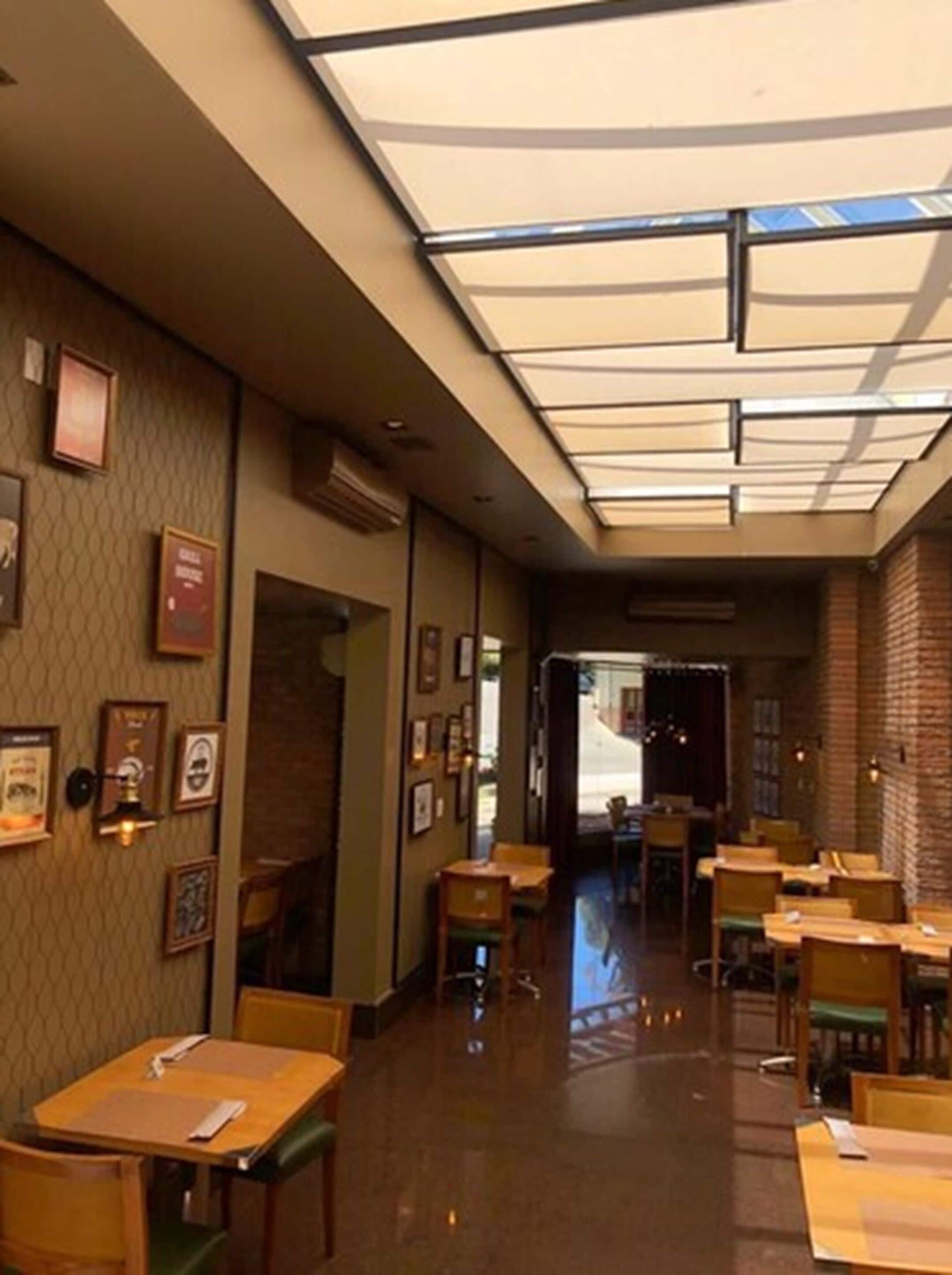 4 restaurants, breakfast, lunch, dinner served; barbecue