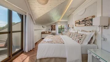 Suíte júnior, sacada | 1 quarto, roupas de cama premium, frigobar, cofres nos quartos