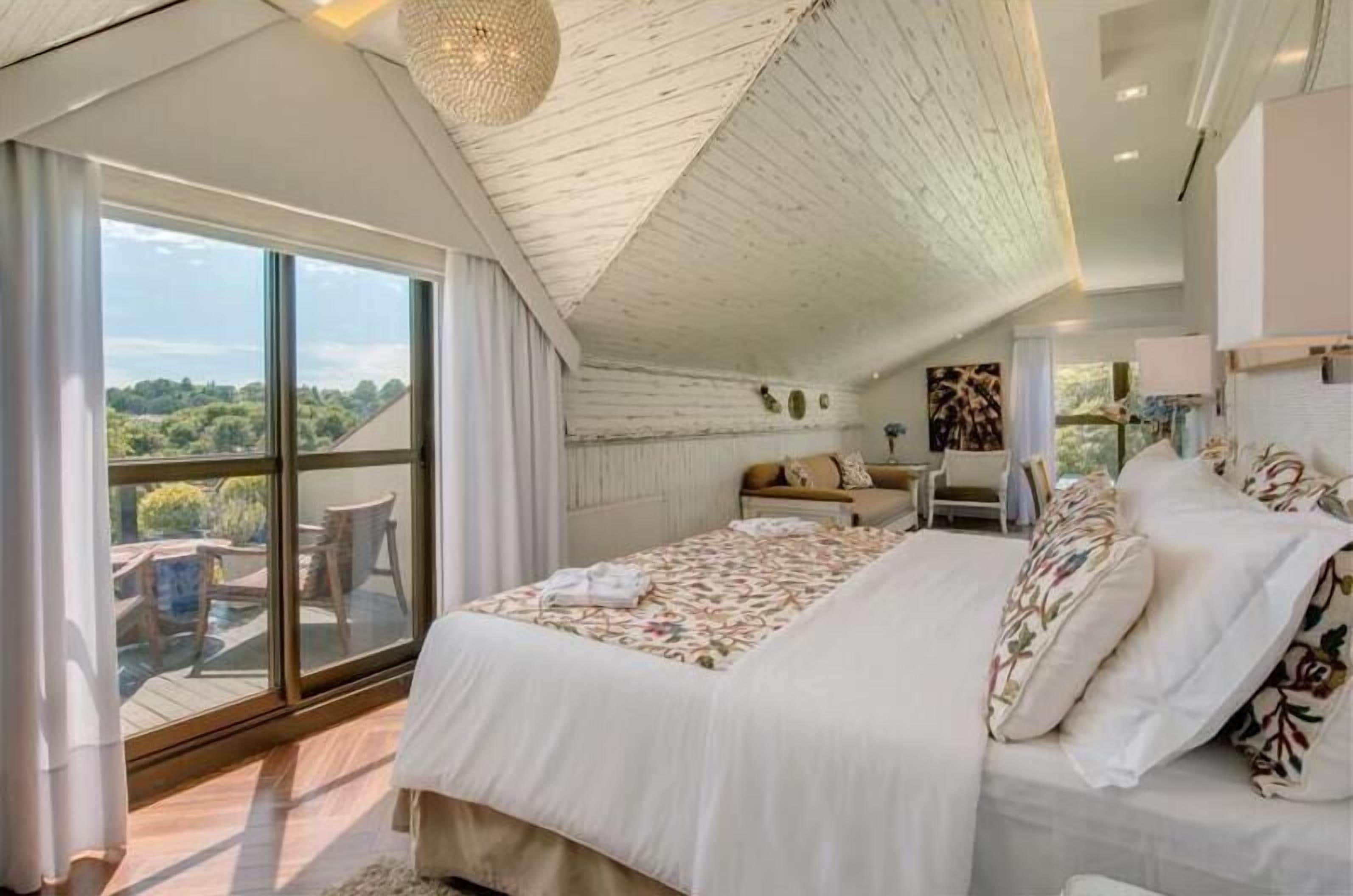 Phòng Suite Junior, ban công | Bộ đồ giường cao cấp, minibar, két bảo mật tại phòng, bàn 