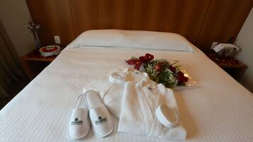 Roupas de cama premium, frigobar, cofres nos quartos, escrivaninha