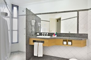 Shower, free toiletries, hair dryer, towels - Plaza Inn Flat Araxá (Araxá)