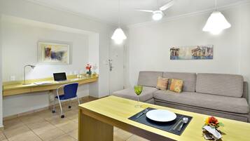 Roupas de cama antialérgicas, frigobar, cofres nos quartos, escrivaninha