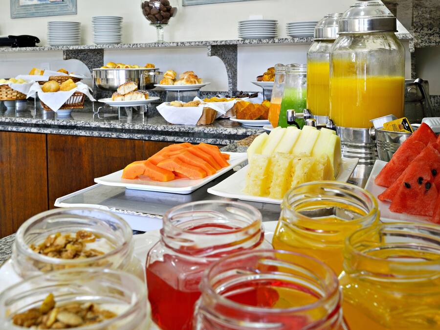 Un bufé de desayuno con diversas opciones de comida y bebidas.