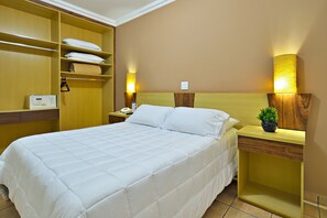 Hypo-allergenic bedding, in-room safe, desk, laptop workspace - Plaza Inn Flat Araxá (Araxá)