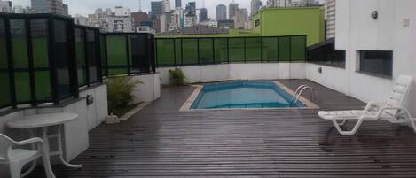 Piscina externa, espreguiçadeiras