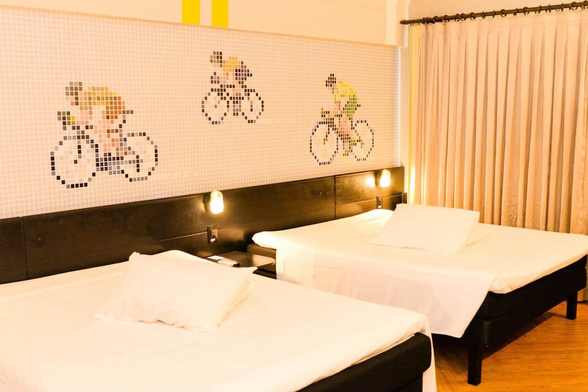 Apartamento família, várias camas | Camas com colchões pillow-top, frigobar, individualmente decorados