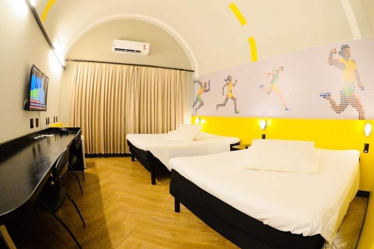 Quarto superluxo, 2 camas de casal | Camas com colchões pillow-top, frigobar, individualmente decorados