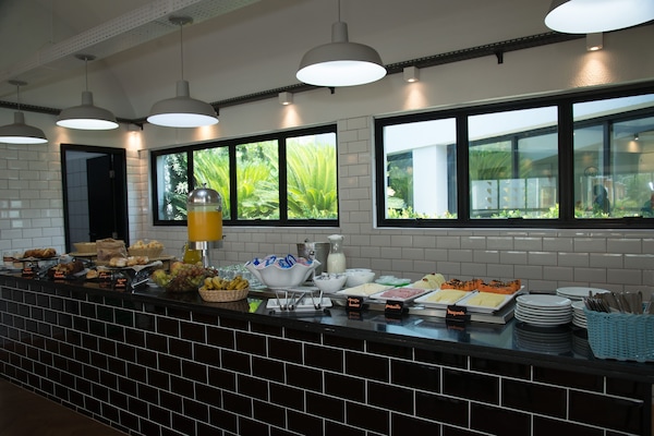 Daily buffet breakfast for a fee
