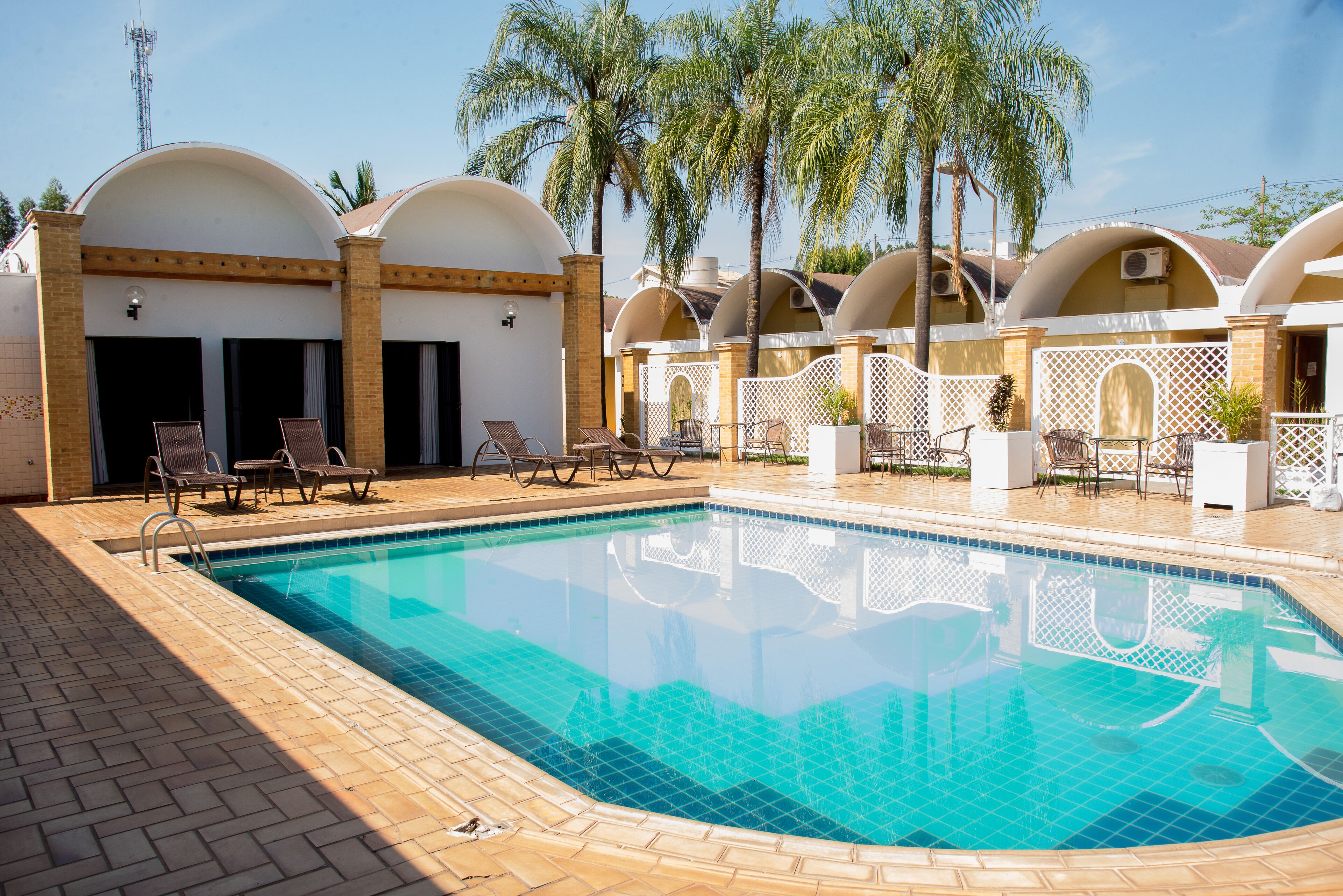 Piscine extérieure, parasols de plage, chaises longues