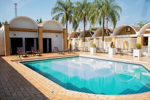 室外泳池；泳池傘、躺椅