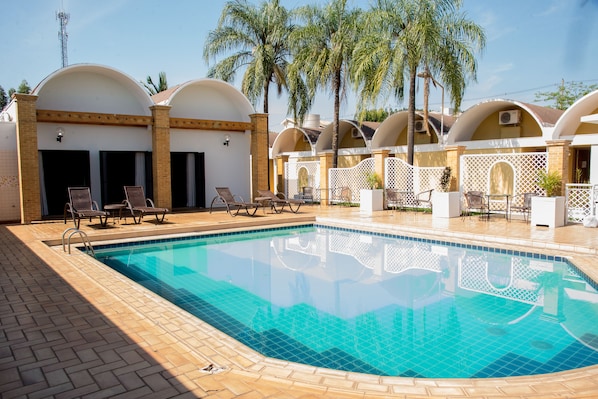 Outdoor pool, pool umbrellas, pool loungers - ibis Styles Rio Preto Monte Líbano (São José do Rio Preto)