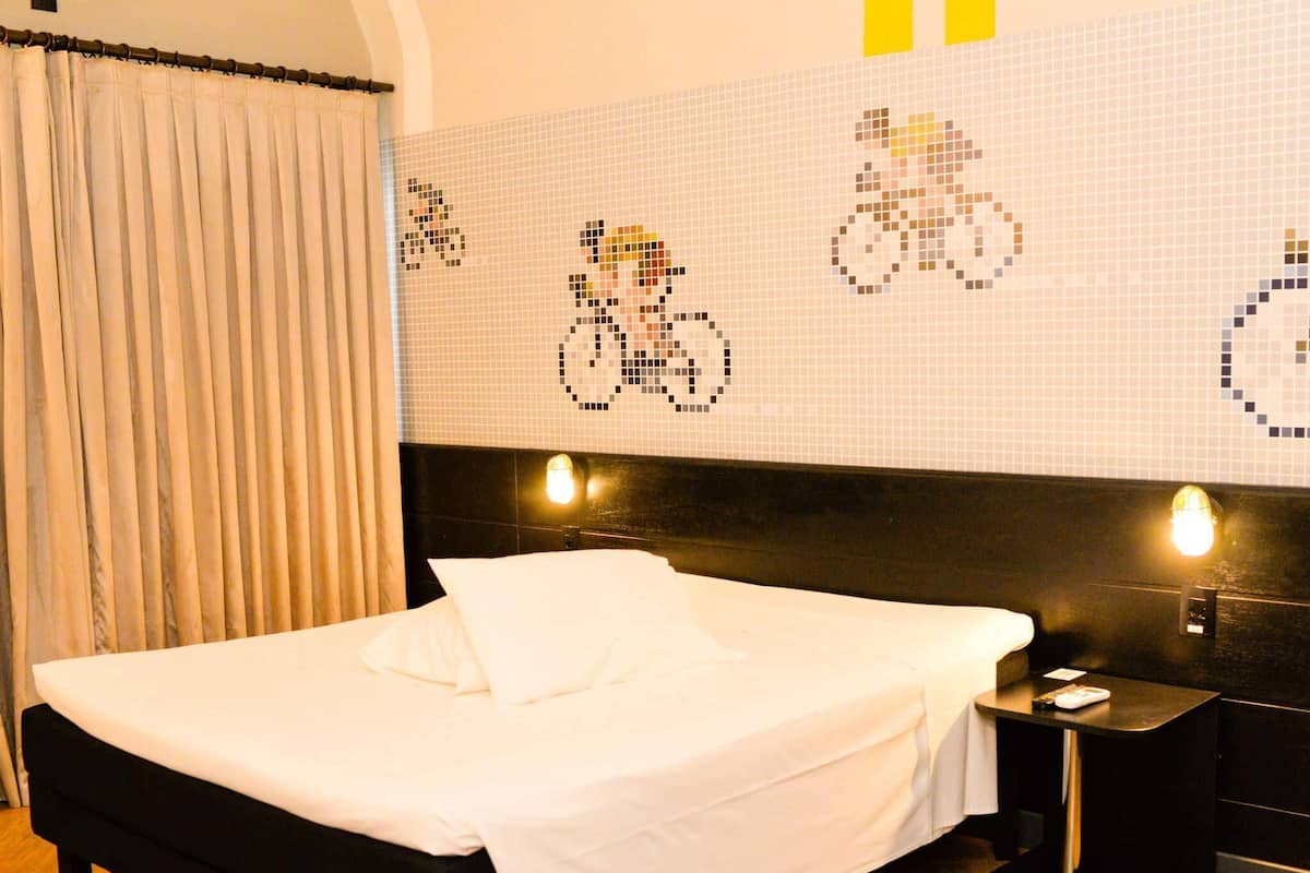 Quarto executivo, 1 cama de casal | Camas com colchões pillow-top, frigobar, individualmente decorados