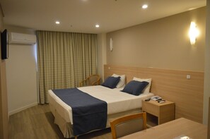 Superior Room | Minibar, in-room safe, desk, blackout drapes - Metrópole Rio Hotel (Rio de Janeiro)