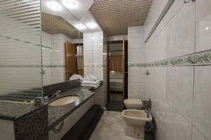 Standard Triple Room | Bathroom | Free toiletries, hair dryer