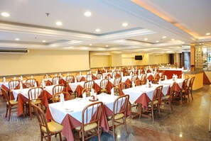 Frokost, lunsj og middag serveres