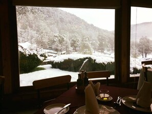 朝食、ランチに営業 (郷土料理と各国料理)