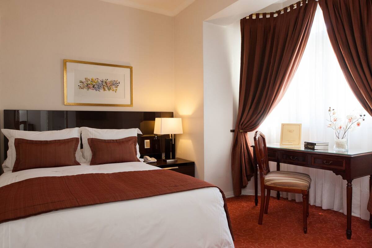 Single Room | Premium bedding, pillowtop beds, minibar, in-room safe