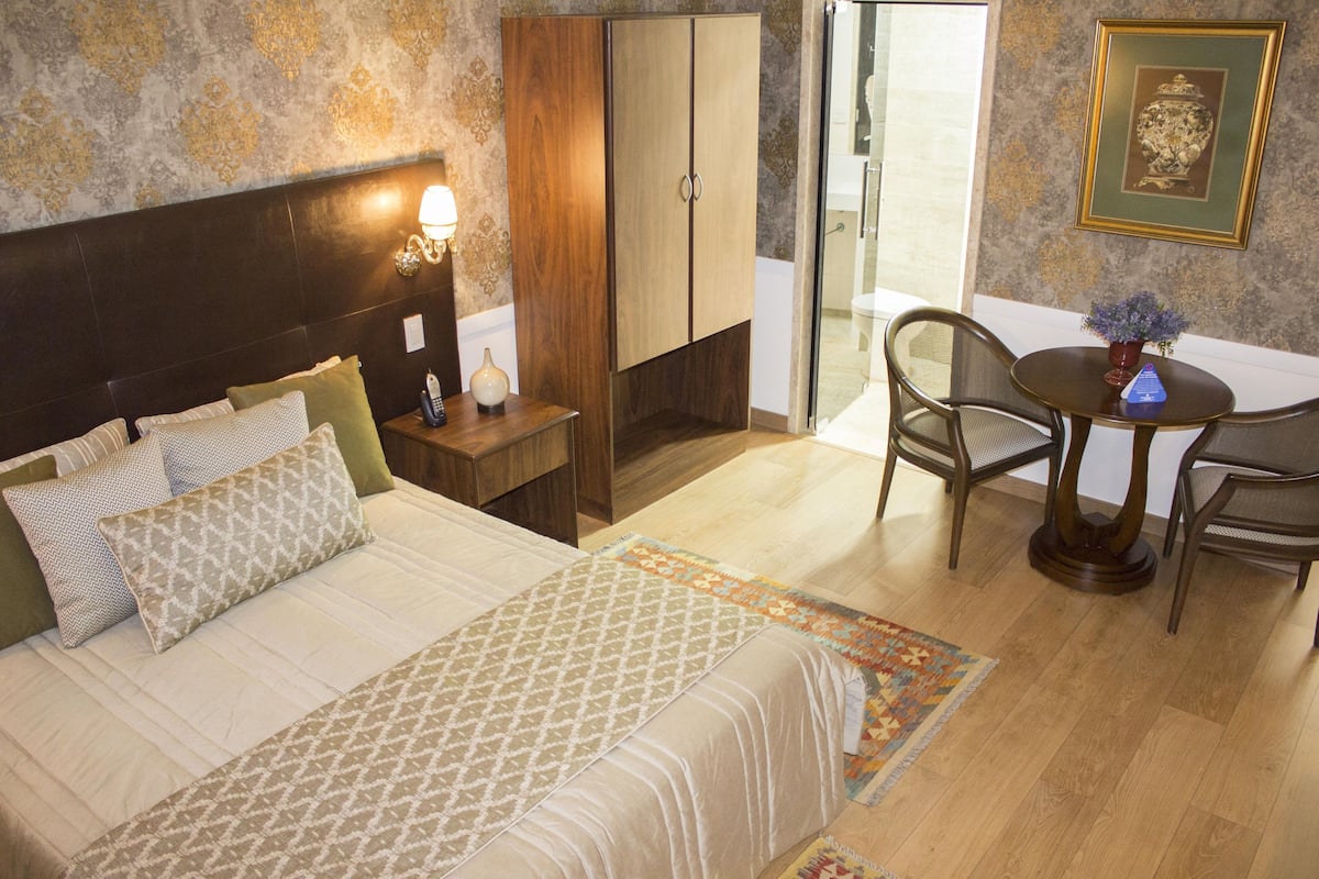 suite | 1 bedroom, hypo-allergenic bedding, in-room safe, desk