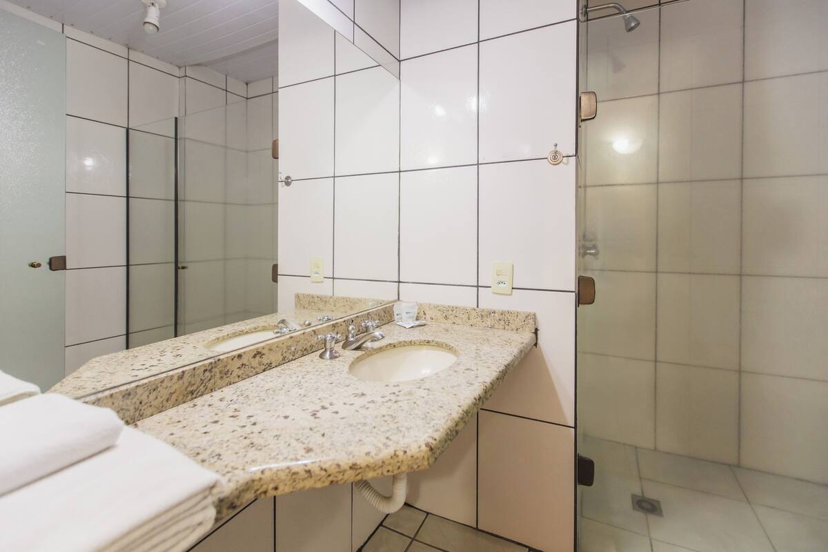 standard solteiro | bathroom | shower, free toiletries, hair dryer, towels